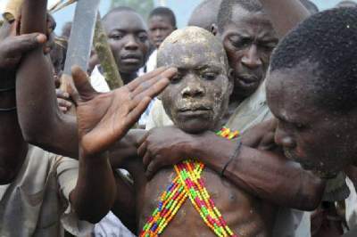 Circuncisao ritual de jovem em tribo africana